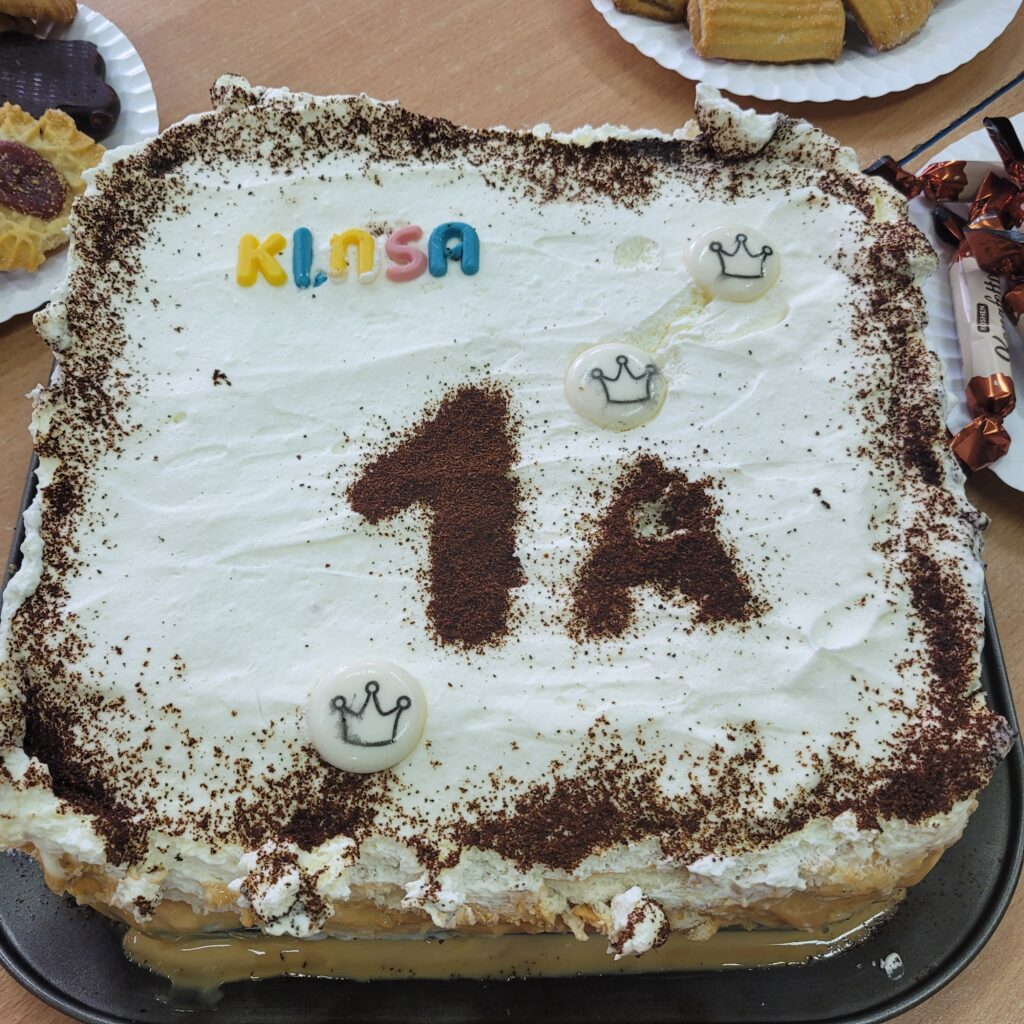 tort w kształcie kwadratu z napisem klasa 1a