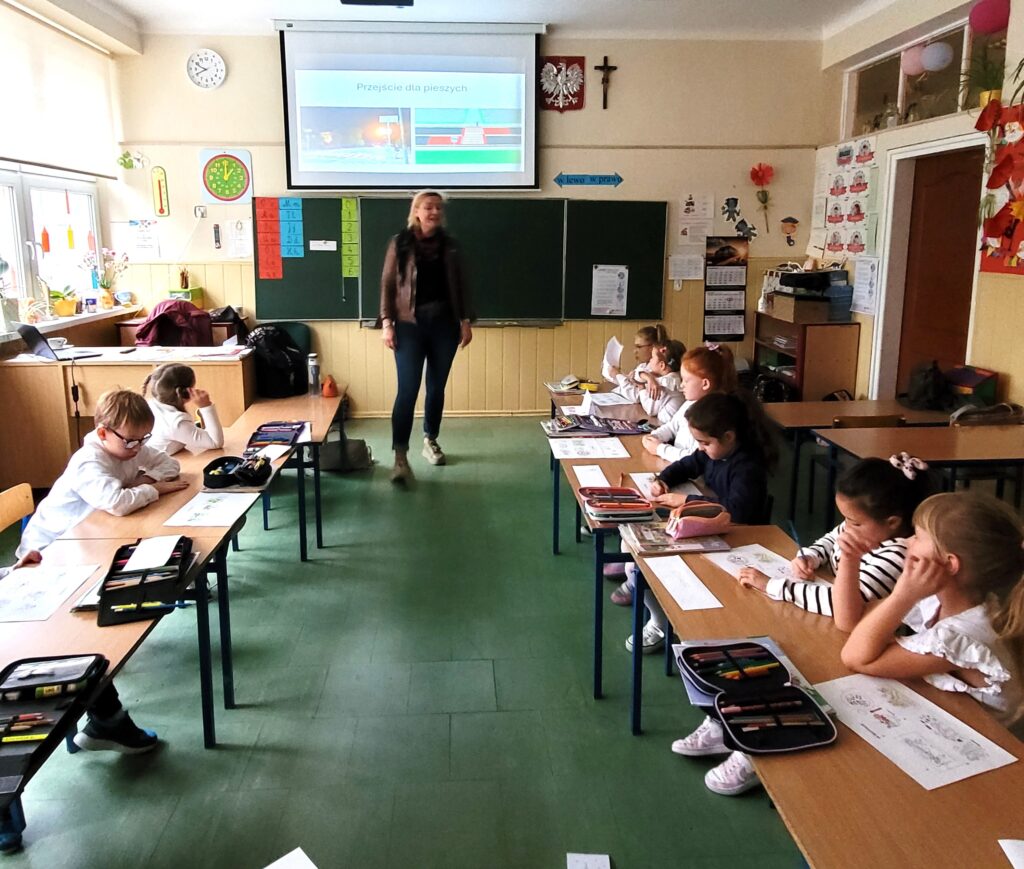 nauczyciel rozmawia z dziećmi