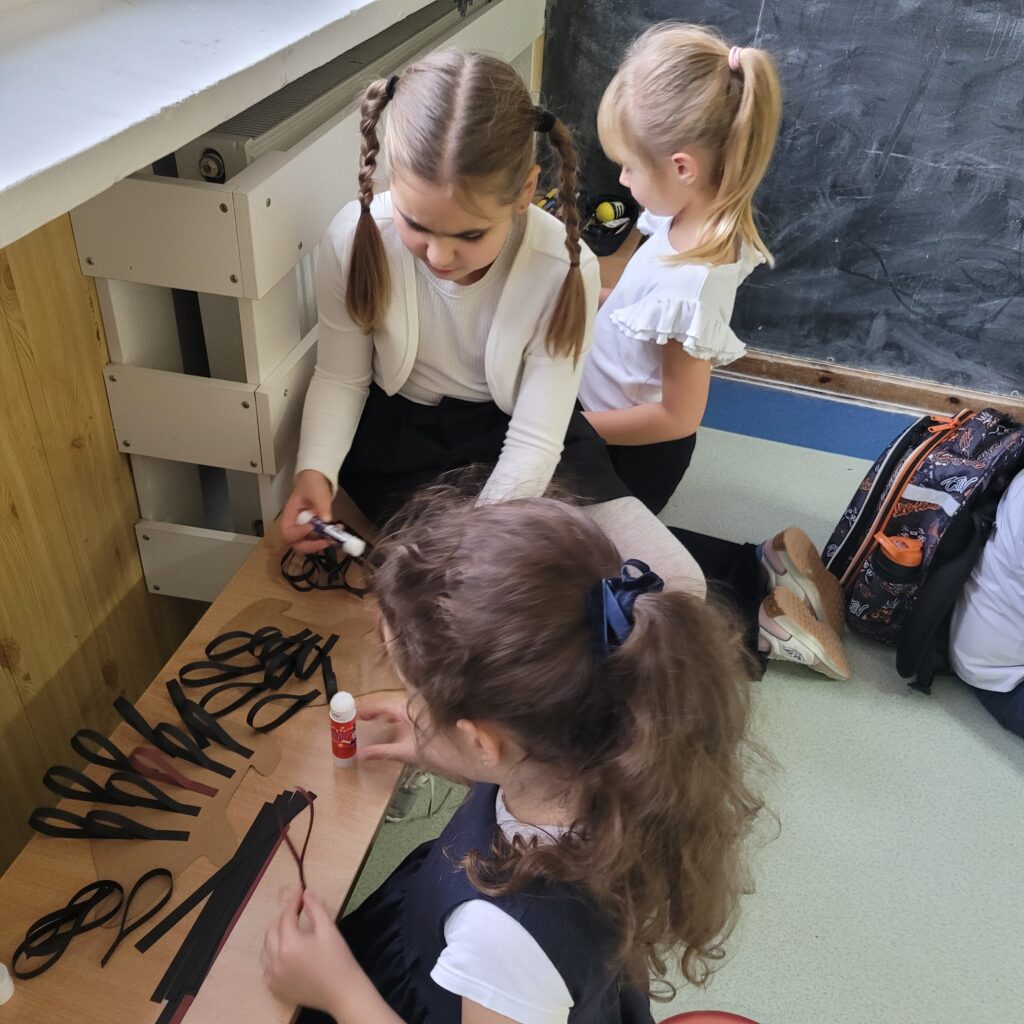 dzieci na zdjęciu wykonują pracę techniczną- robią jeża