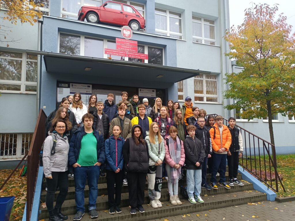 zdjęcie grupowe przed Zespołem Szkół Samochodowych