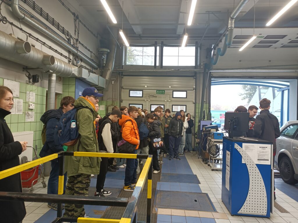 uczniowie stoją w hali ze sprzętem
