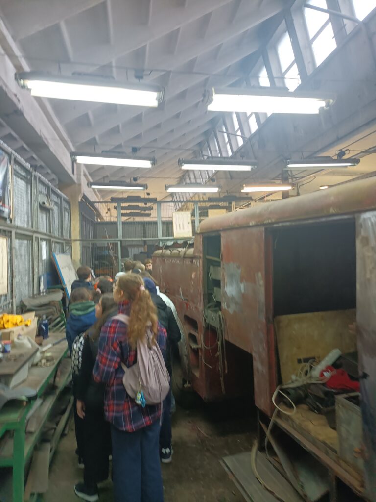 uczniowie oglądają eksponaty