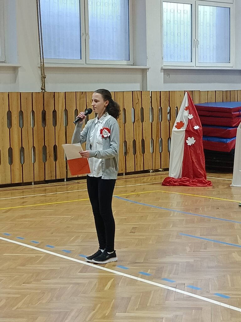 uczennica mówi wiersz