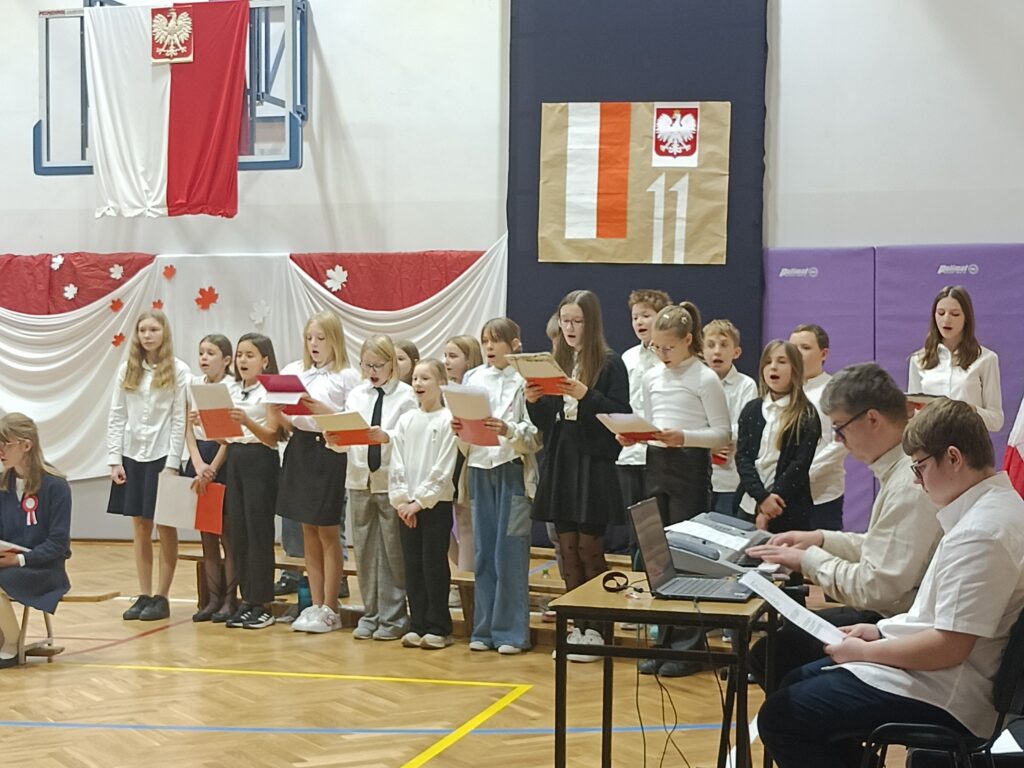 chór śpiewa pieśń patriotyczną