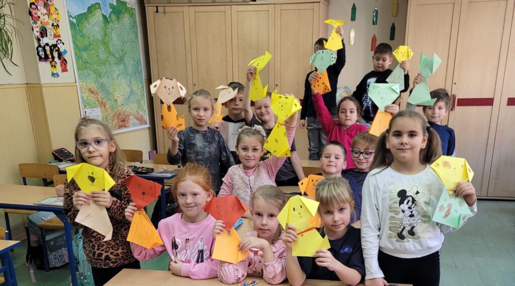 Dzieci prezentują swoje prace wykonane z papieru- pieski.