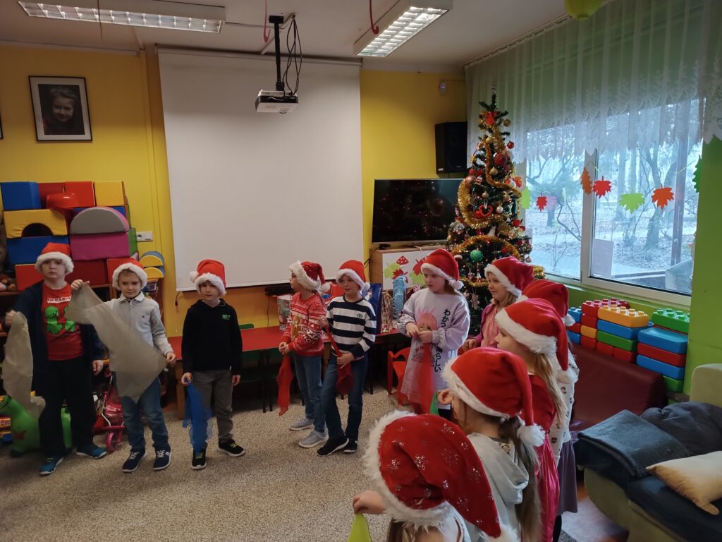 dzieci bawią się w gry mikołajkowe