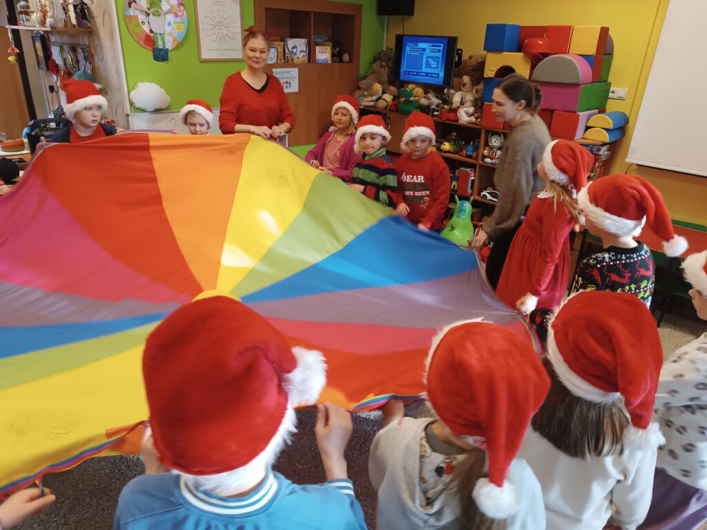 dzieci z paniami bawią się chustą