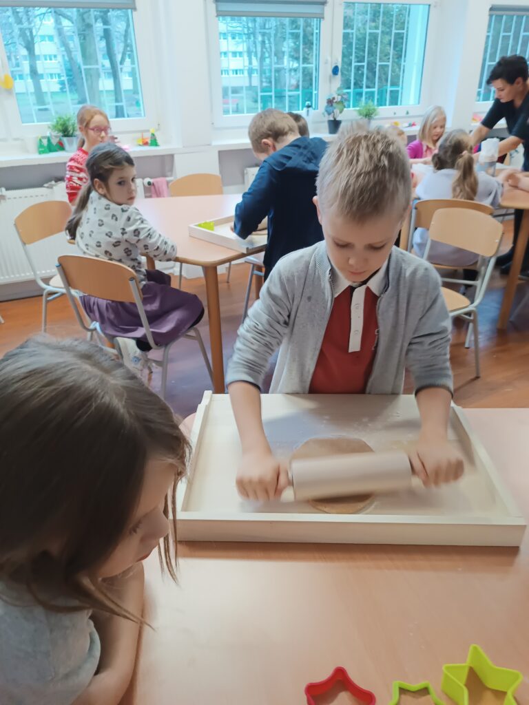 chłopiec wałkuje ciasto