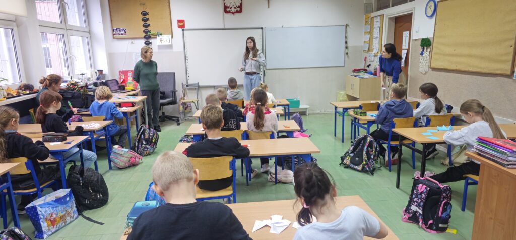 Festiwal Origami- Na zdjęciu grupa dzieci składająca gwiazdy origami