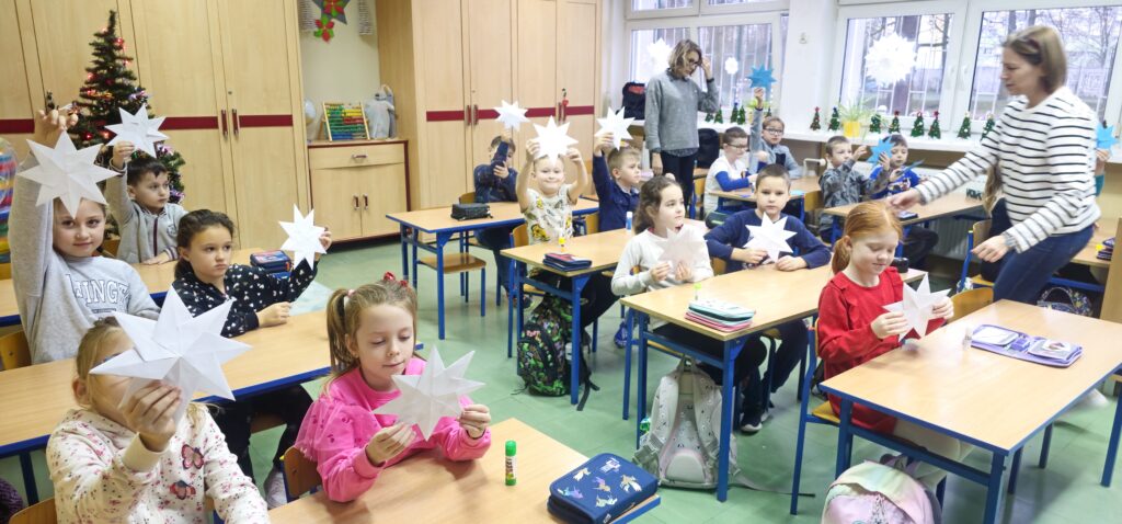 dzieci prezentują prace robione w ramach festiwalu origami