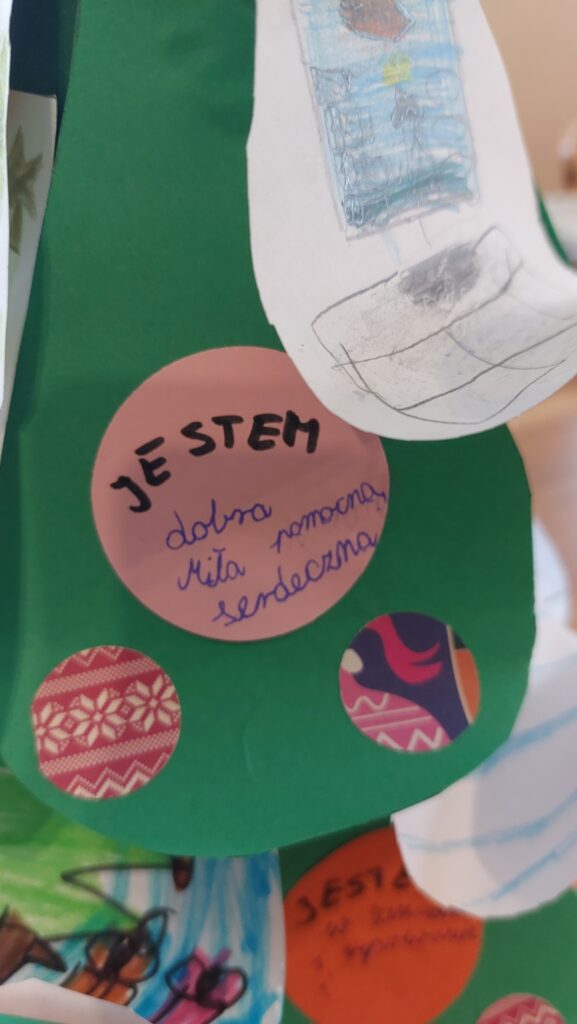 fragment choinki, widać napis jestem dobra miła pomocna serdeczna