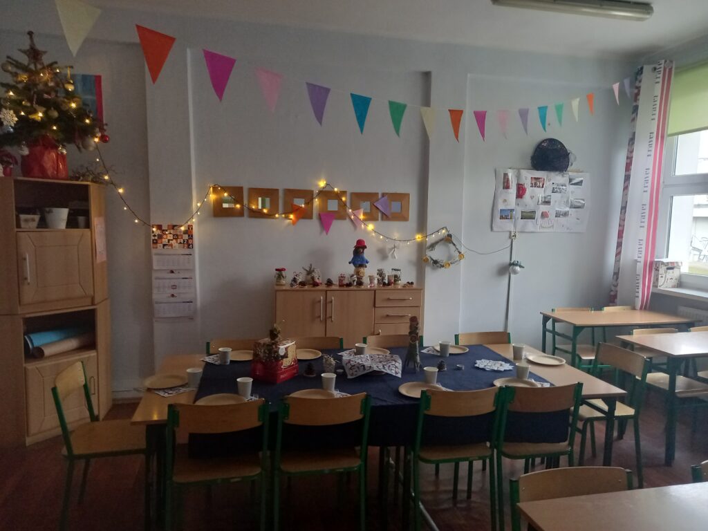 zdjęcie nakrytego stołu z przysmakami, niebieski obrus.