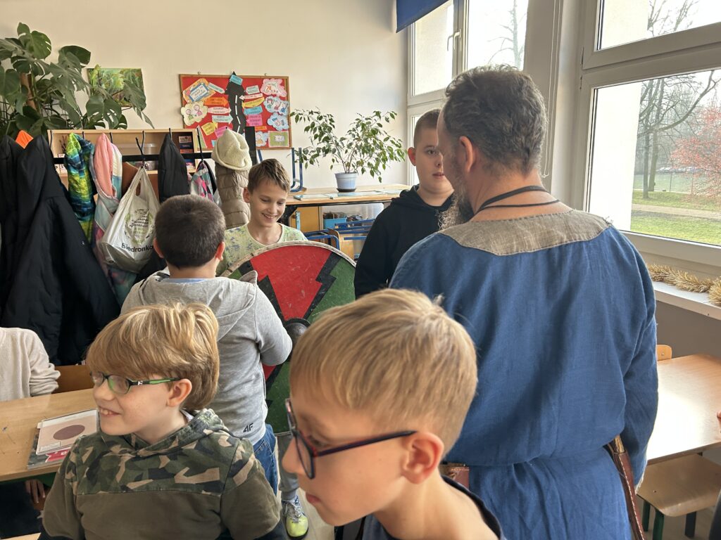 uczniowie oglądają rekwizyty