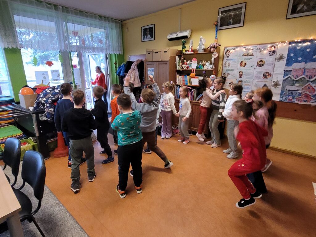 Dzieci witają Świętego Mikołaja.
