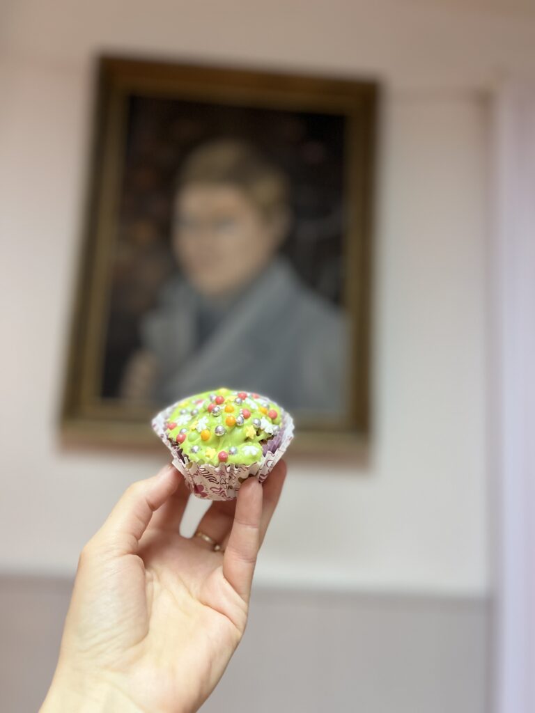 zdjęcie babeczki w dłoni
