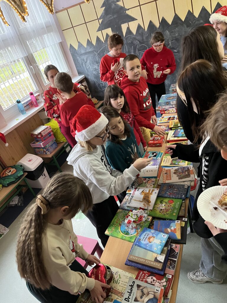 Zdjęcie przedstawia kupowanie losów na loterii fantowej przez uczniów.