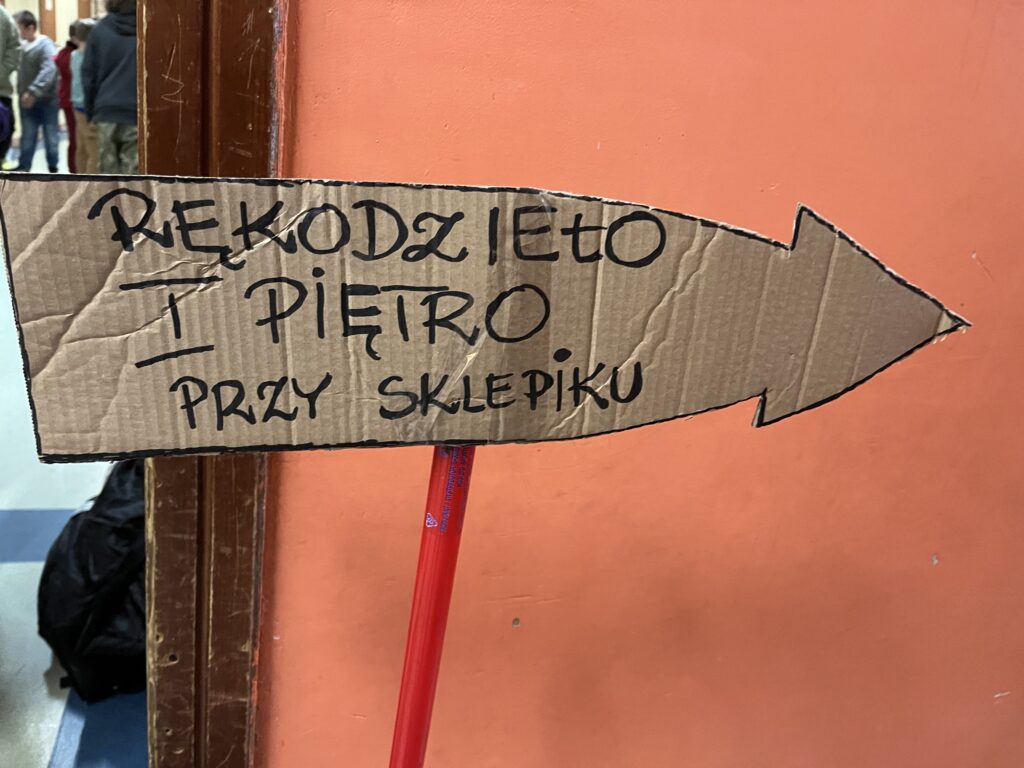 Na zdjęciu widać znak kierujący do stoiska z rękodziełem