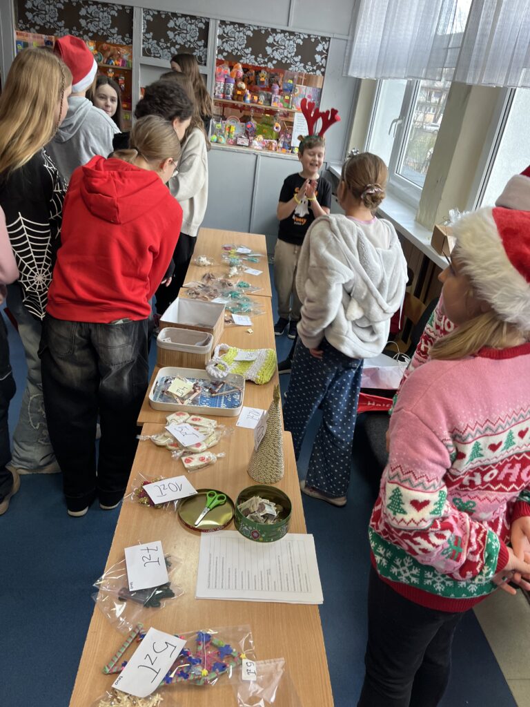 Zdjęcie przedstawia stoisko z rękodziełem 