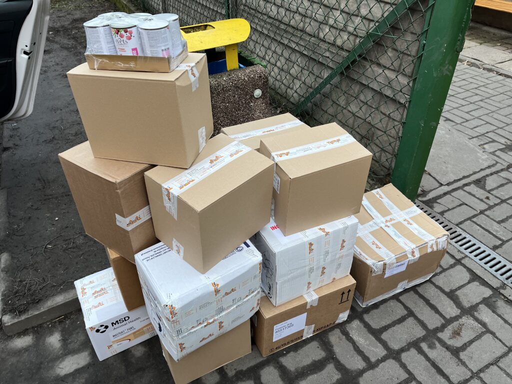 Na zdjęciu widoczne są zebrane w szkole podarunki dla zwierząt. 