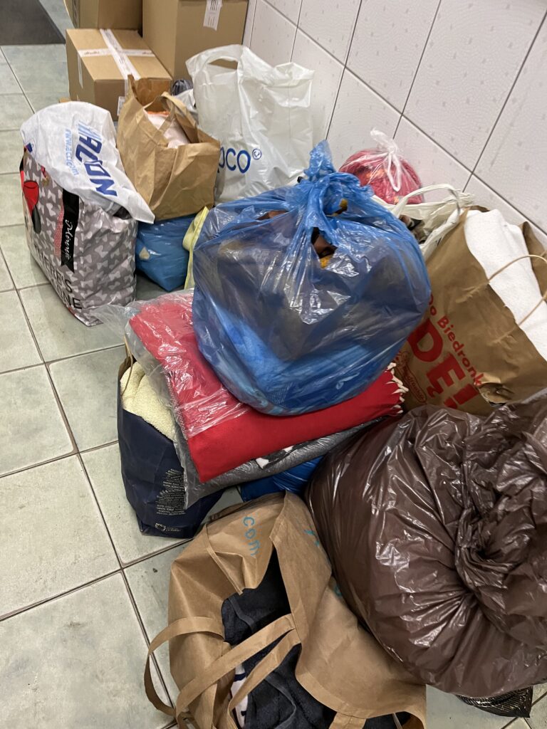Zdjęcie przedstawia dostarczone do schroniska dary dla zwierząt.