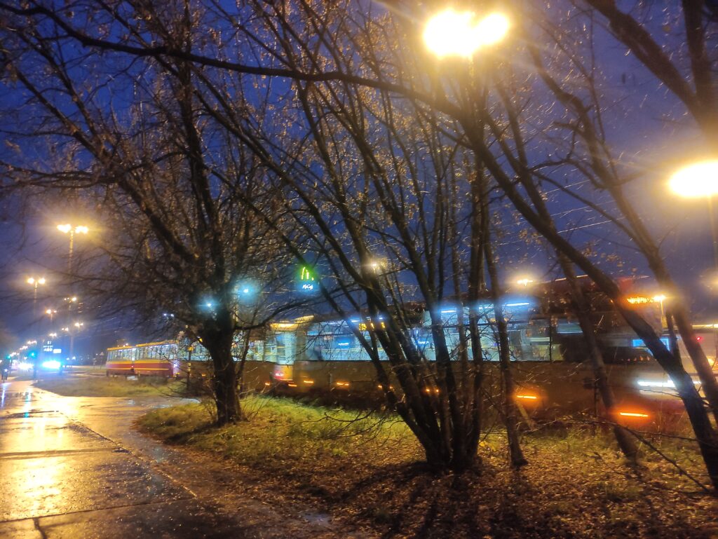 zdjęcie tramwaju jadącego