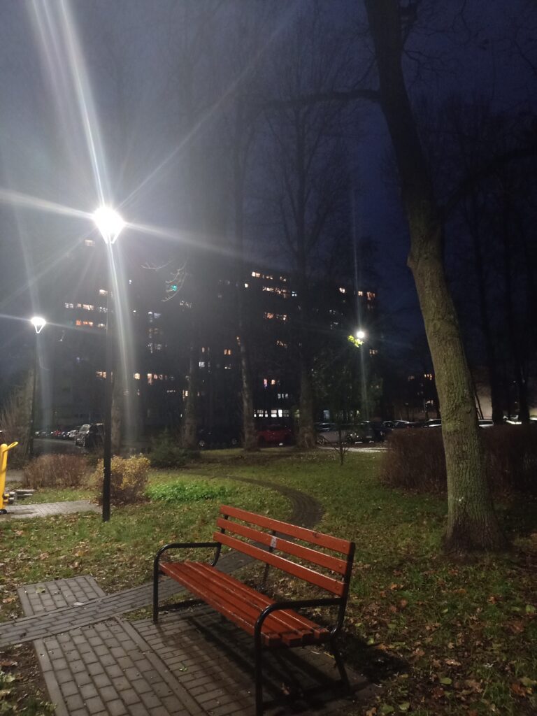zdjęcie ławeczki i latarni w parku