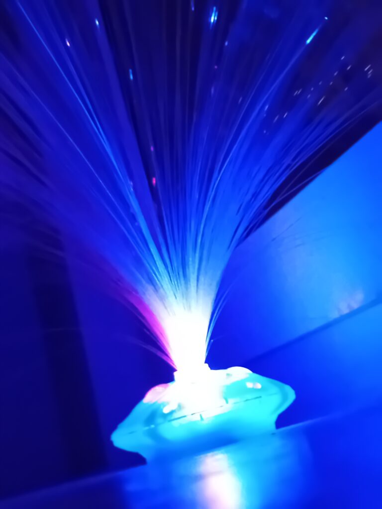zdjęcie lampy w kolorze niebieskim światło