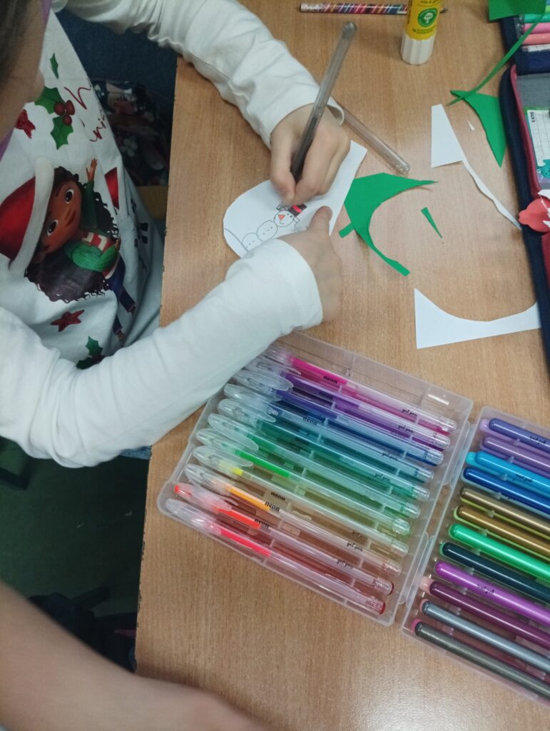 kolorowe długopisy i ręce dzieci