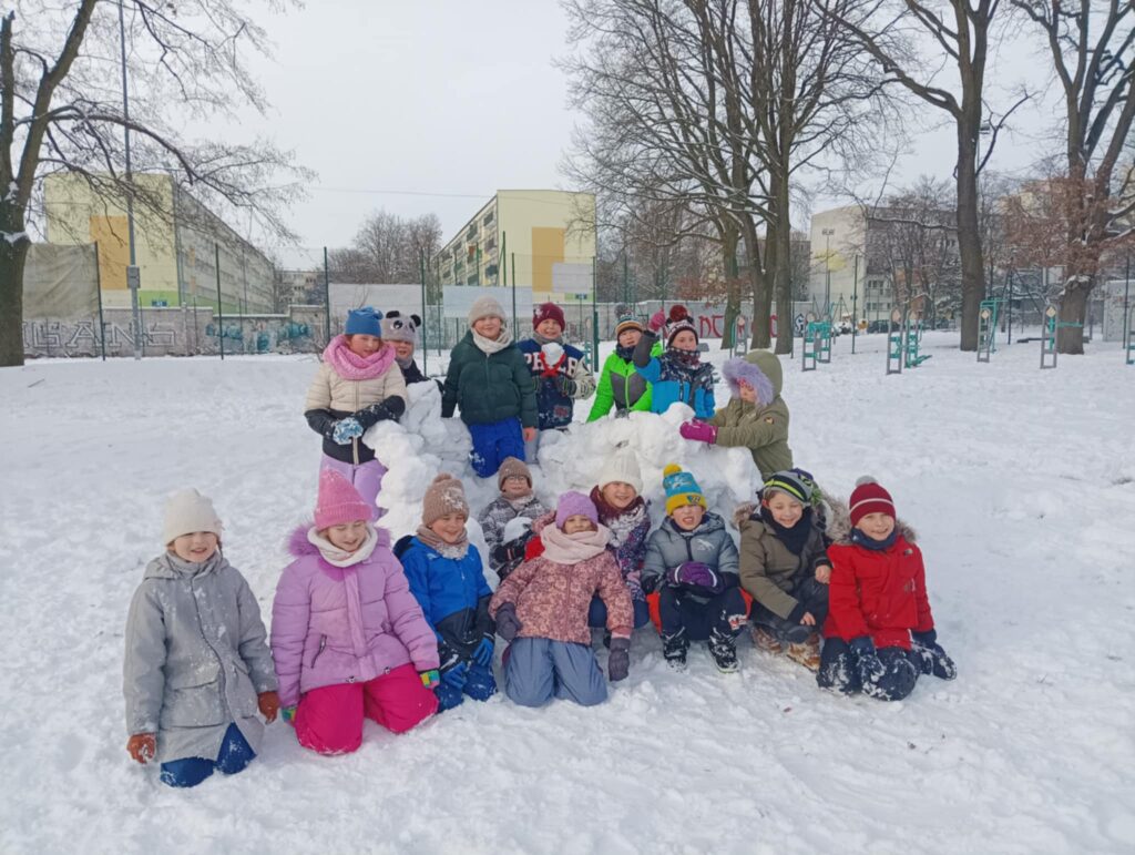 zdjęcie grupowe uczniów na śniegu.