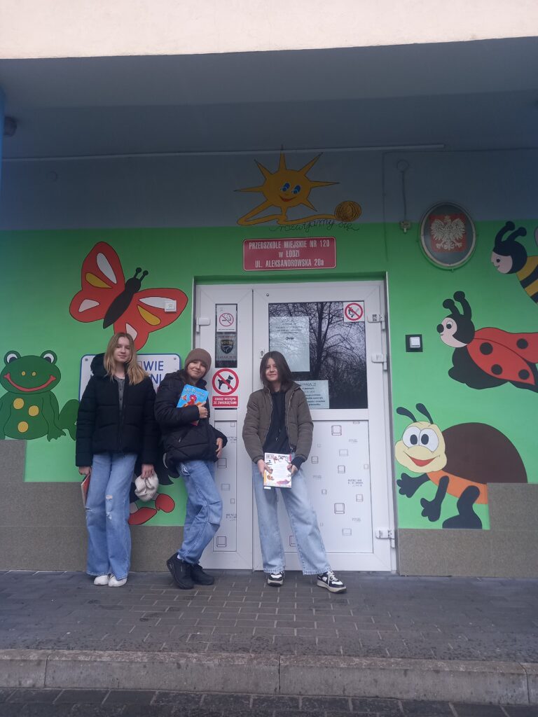 zdjęcie trzech uczennic przed drzwiami przedszkola