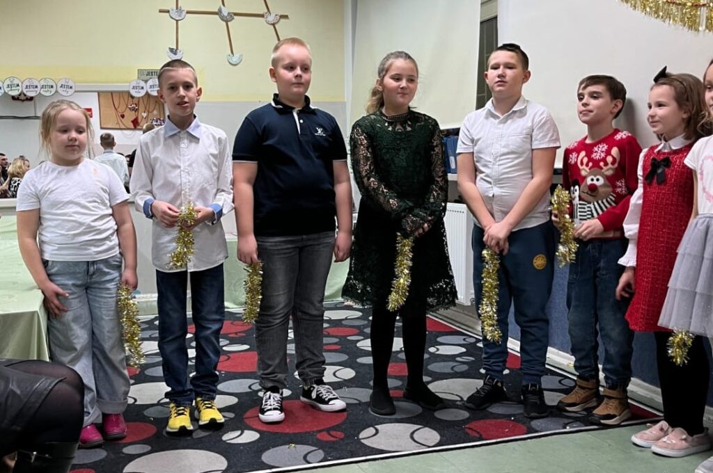 2b podczas świątecznego występu dla rodziców, łańcuchy świąteczne na ramionach