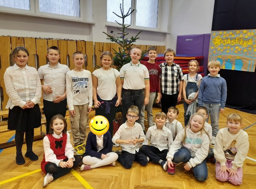 zdjęcie grupowe klasy przy choince na sali gimnastycznej