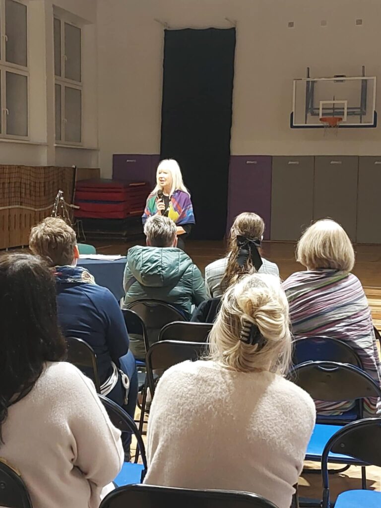 Na zdjęciu widać siedzących rodziców, a w tle mówiącą do nich panią sędzię Annę Marię Wesołowską.