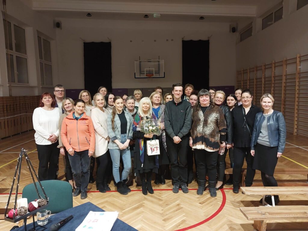 Na zdjęciu widać grupę wszystkich uczestników spotkania na czele z panią sędzią Anną Marią Wesołowską pozujących do wspólnej fotografii.