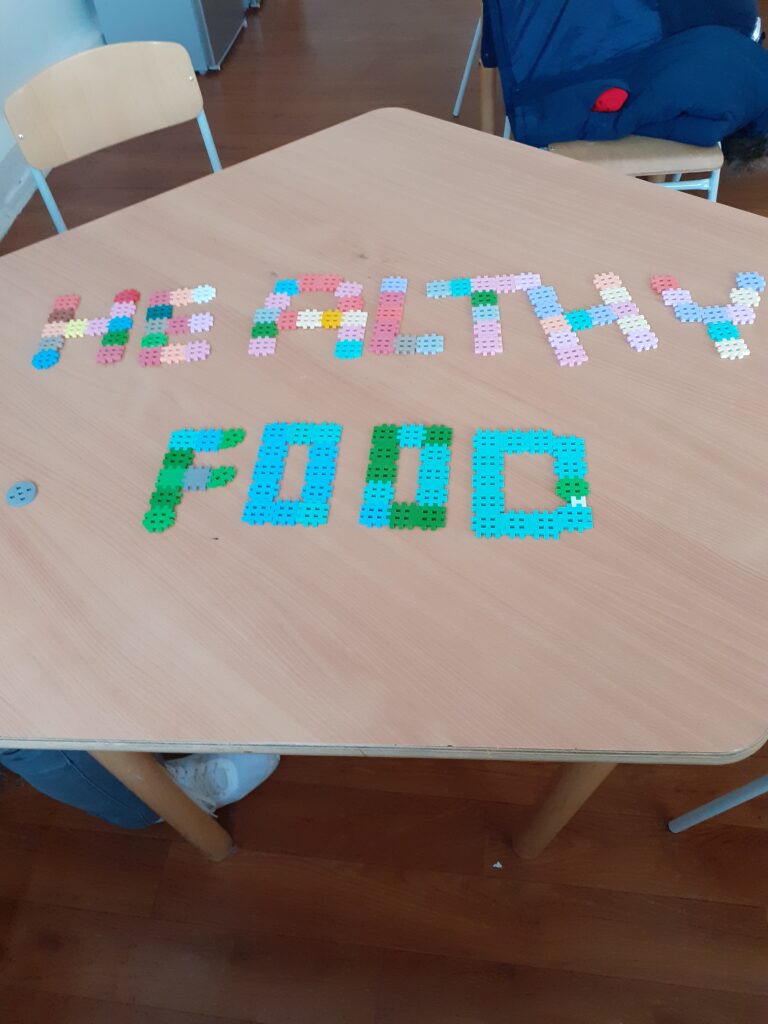 na zdjęciu widzimy ułożony przez uczniów napis w języku angielskim: „healthy food”.