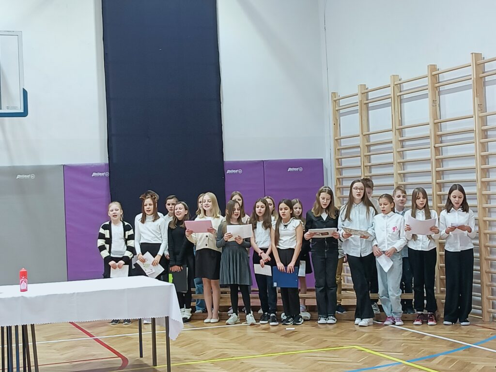 chór śpiewa kolędy