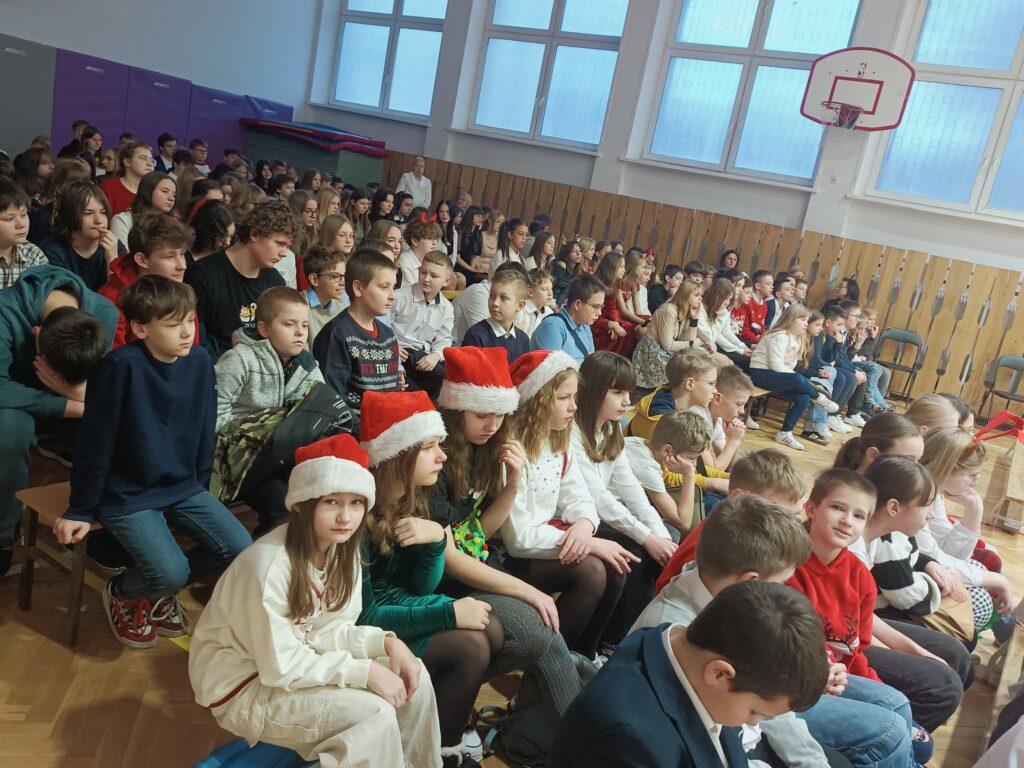 zdjęcie grupy uczniów na widowni
