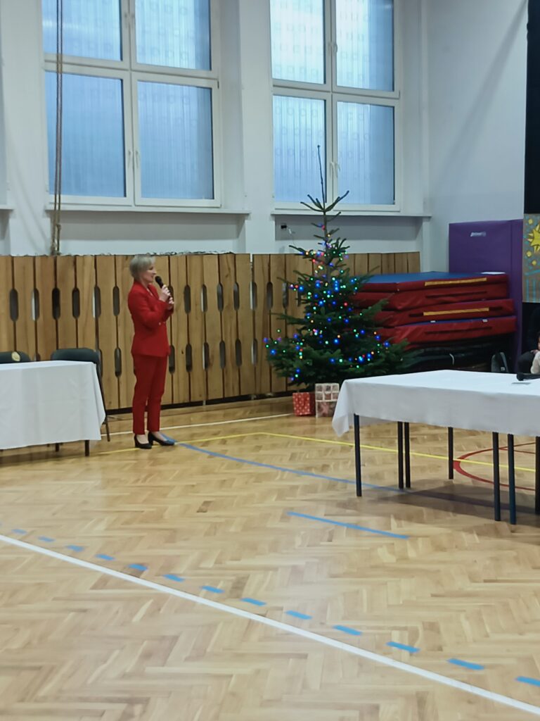 Pani Wicedyrektor przemawia w tle choinka