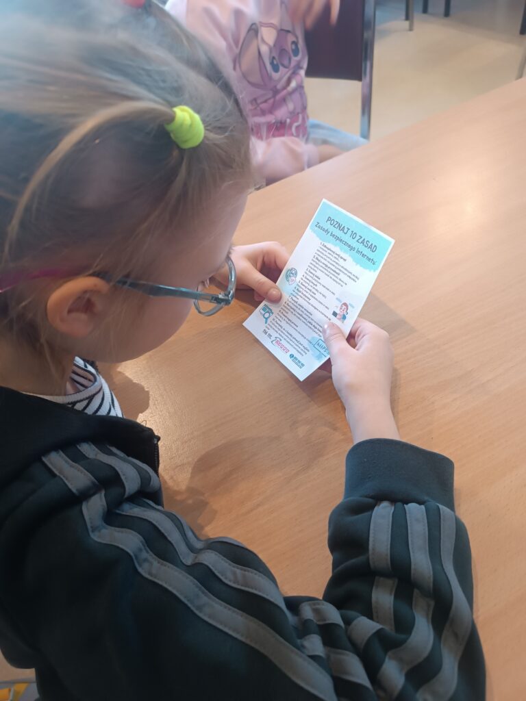 uczennica czyta ulotkę DBI