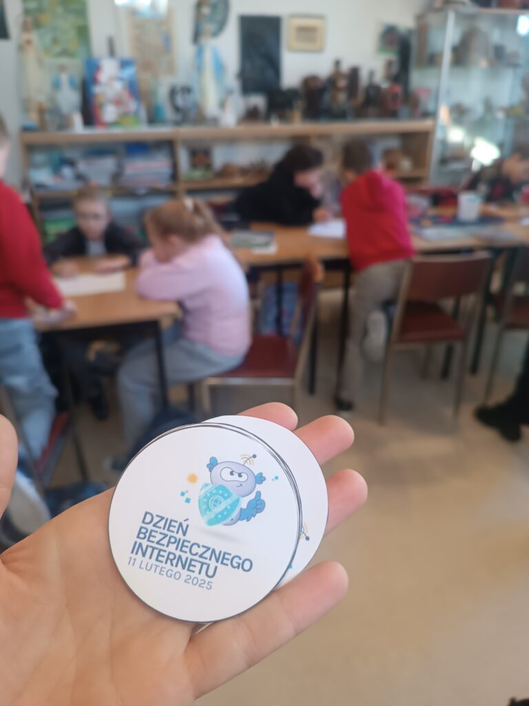 na ręku widać naklejki z logo DBI