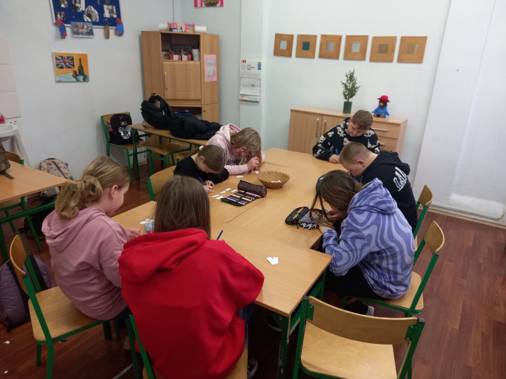 uczniowie rozwiązują zadania