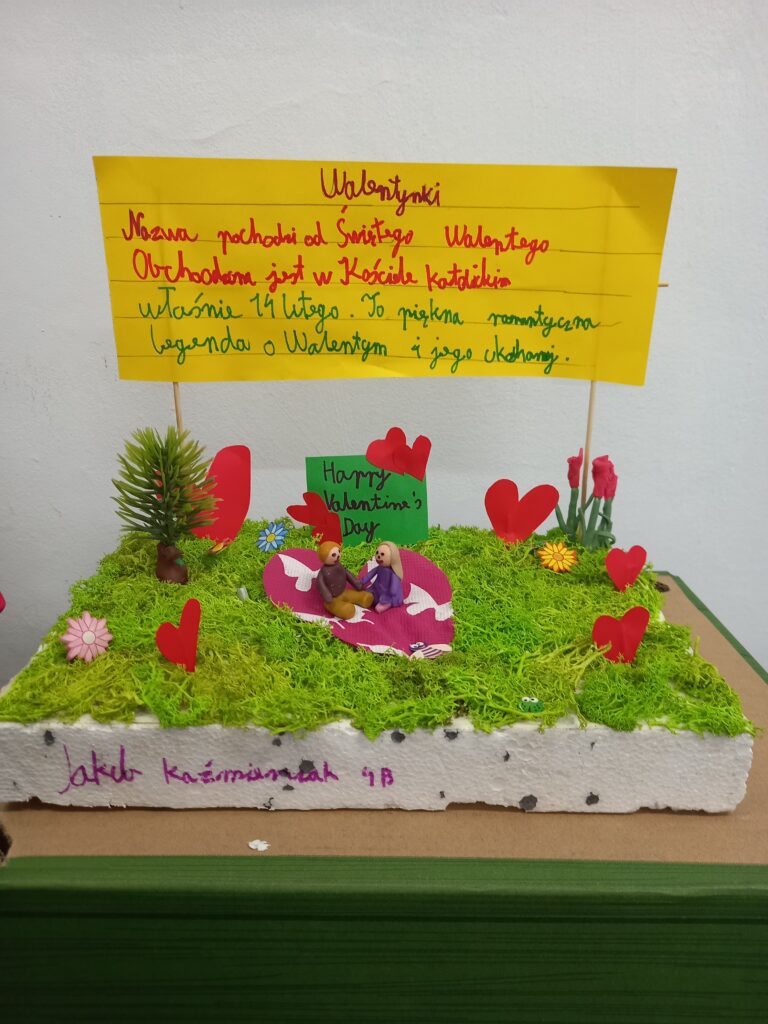 makieta o tematyce walentynek, trawa, serca czerwone, tekst o walentynkach