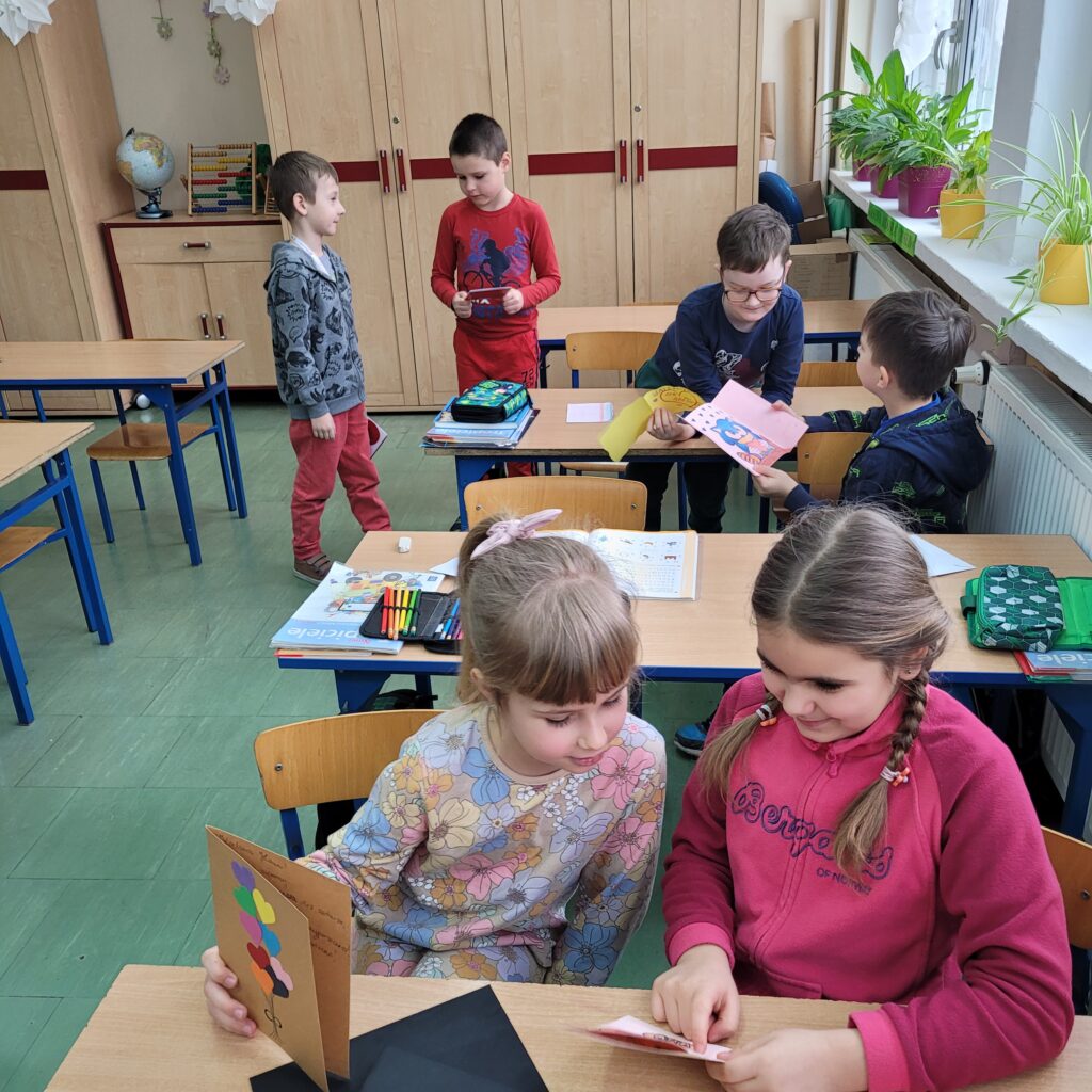 dzieci czytają kolorowe walentynki, kartki, serduszka
