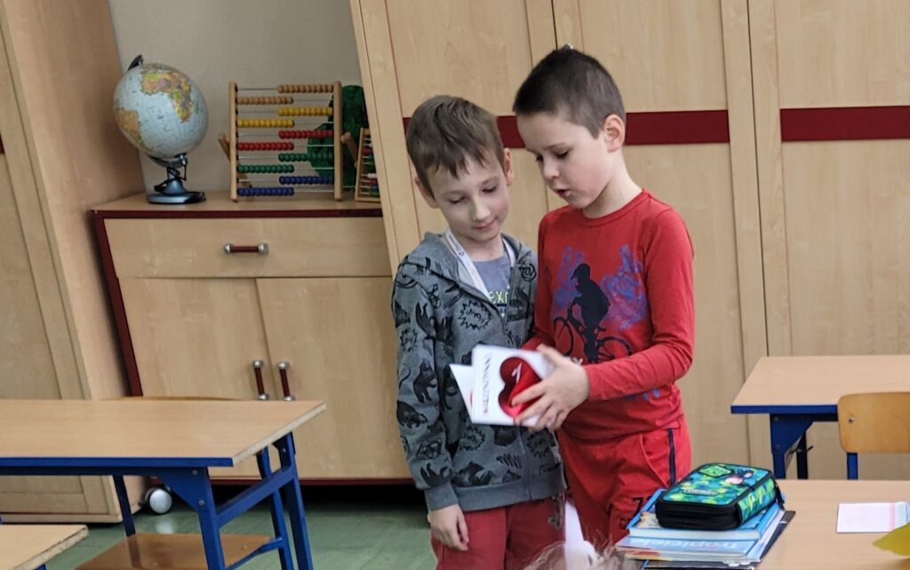 chłopcy czytają walentynki