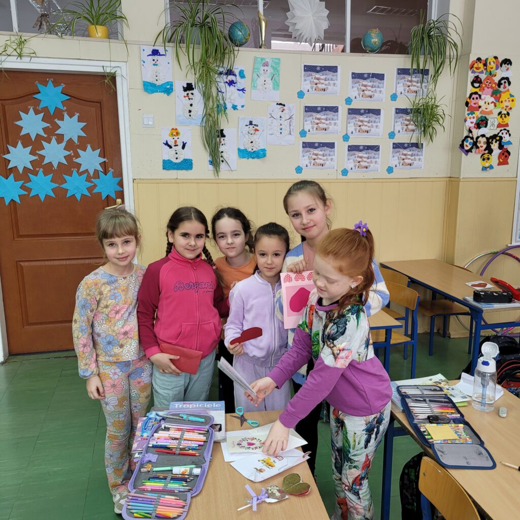 dzieci czytają kolorowe walentynki, kartki, serduszka