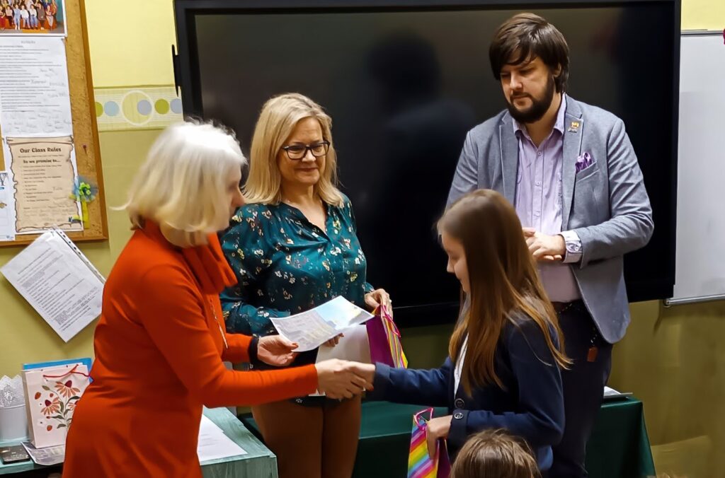 zdjęcie wręczenia nagrody Mai przez organizatorów