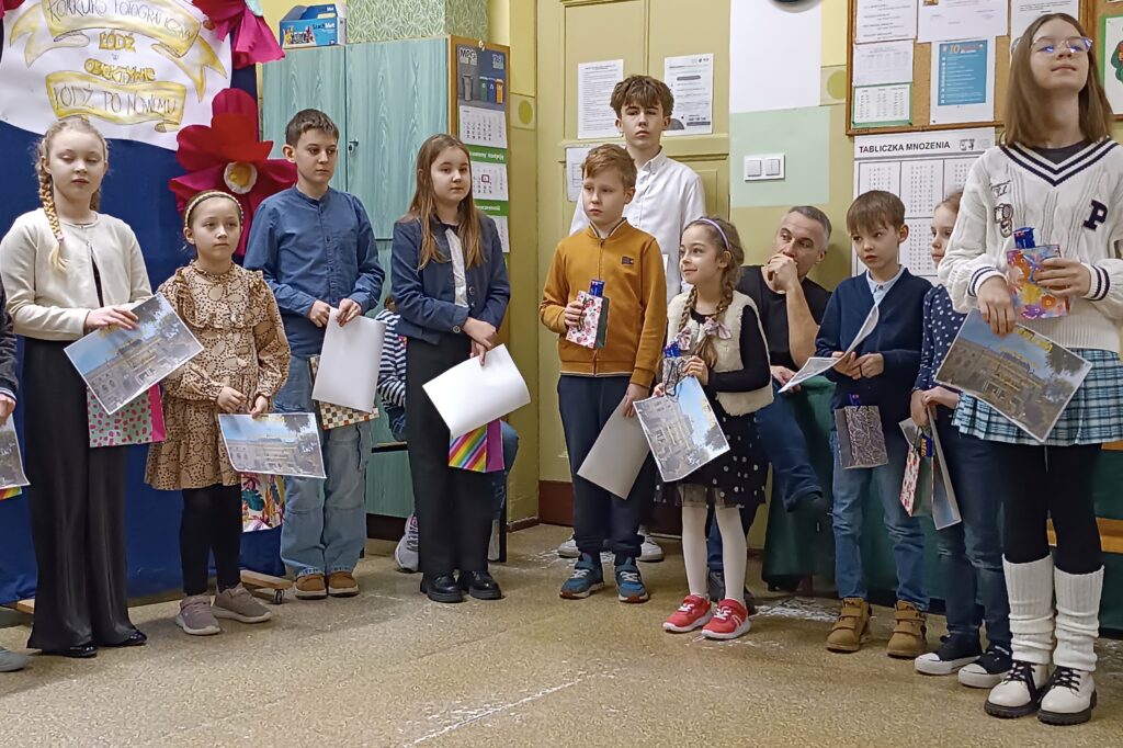 zdjęcie grupowe dzieci które otrzymały nagrody