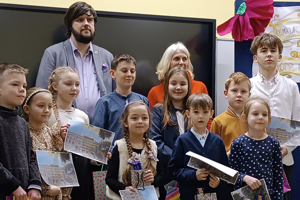 zdjęcie grupowe nagrodzonych dzieci z organizatorami