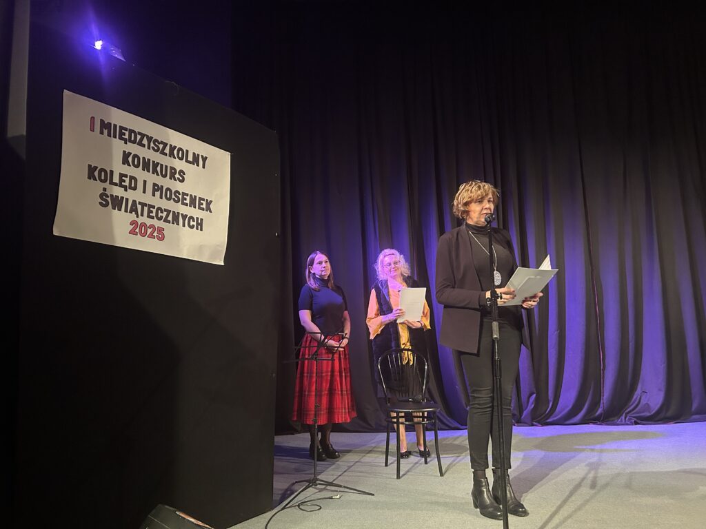 Pani Ewa Majchrzak wraz z Jury przedstawia wyniki konkursu.