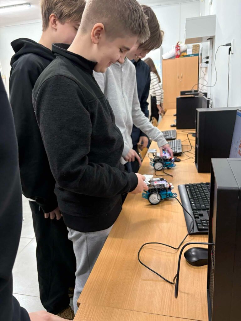 uczniowie programują mbota